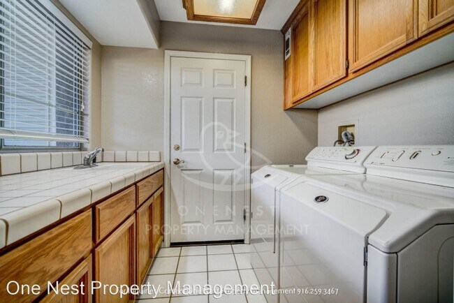 Building Photo - 3 br, 2.5 bath House - 4947 Hemlock Street