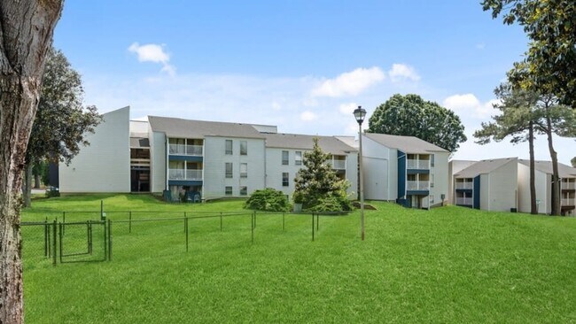 Building Photo - 6615 The Lakes Dr