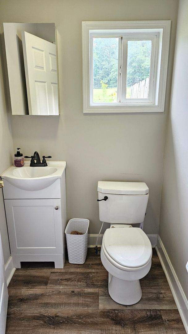 Building Photo - 1+Acre in the country! 2 bed/1.5 Bth- NO C...