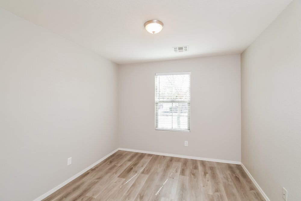 Building Photo - 1126 E Daniella Dr