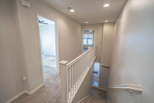 Building Photo - Charming 3-Bedroom Mariposa Townhome for R...