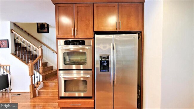 Building Photo - 9700 Cedar Farm Cir
