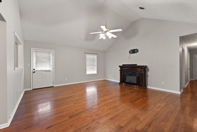 Building Photo - 180 Lilly Ln