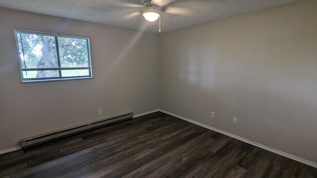 Building Photo - 801 Kerns Dr NE