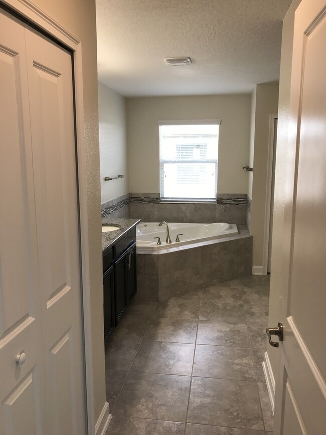 Building Photo - 5/3 Lake Nona/Moss park Home with FREE Lawncare, Internet, Cable and Phone