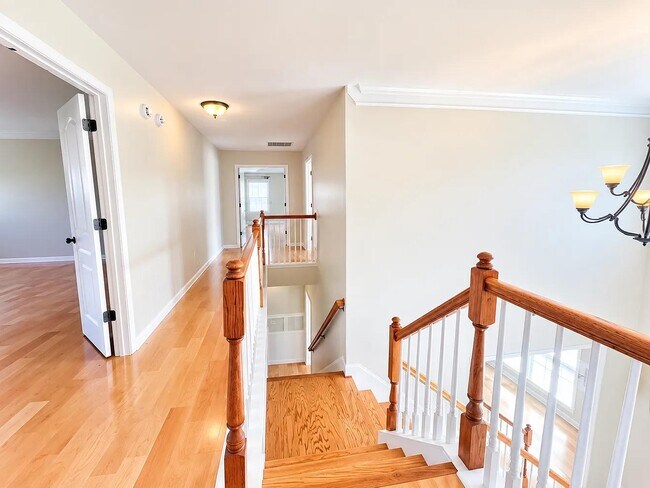 Building Photo - 10 Lynell Pl