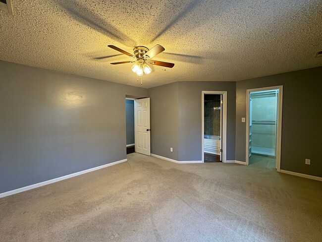 Building Photo - Sophisticated 2 Bed 2 Bath Condo with Loft...