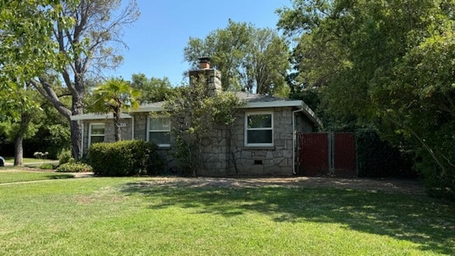 Building Photo - NEWLY RENOVATED 3 BED, 3 BATH ONE STORY HO...