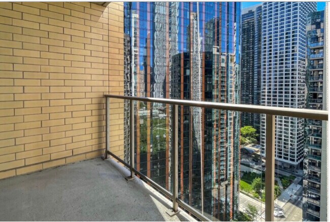 Building Photo - 420 E Waterside Dr