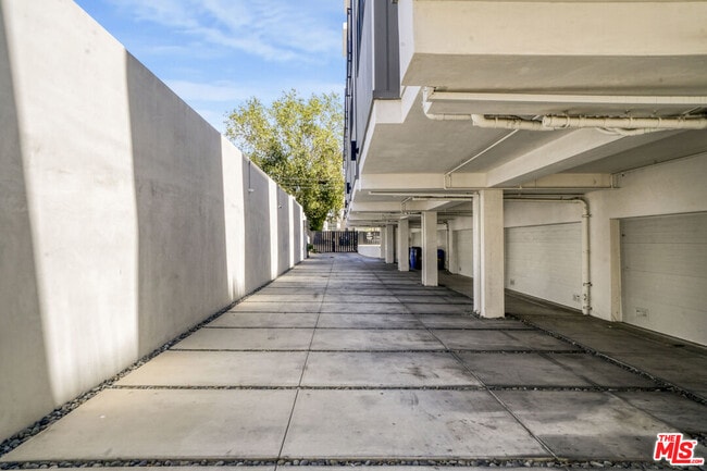 Building Photo - 1445 1/2 N Martel Ave