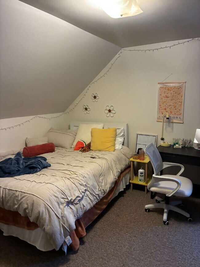 Building Photo - Nice 3 Bed 1 bath close to Water St. and UWEC! Available June 1st