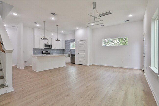 Building Photo - 9339 Lavender St
