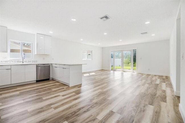 Building Photo - 8705 Tahiti Ln
