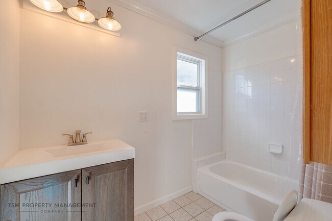 Building Photo - Beautiful 2 Bed 1 Bath Front Unit in the Serene Neighborhood of San Dimas!