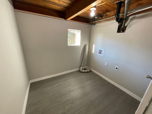 Building Photo - 4 Bed/1.5 Home Bath in Ogden