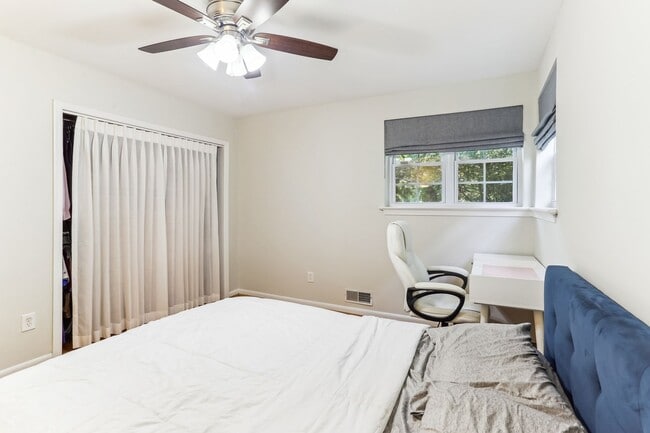 Building Photo - Lovely 3br/3ba home minutes from Downtown ...
