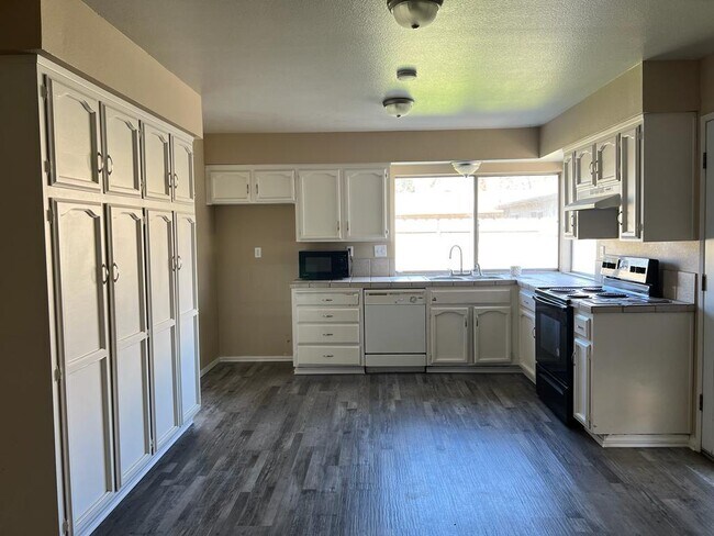 Building Photo - Coming Soon in North Merced!