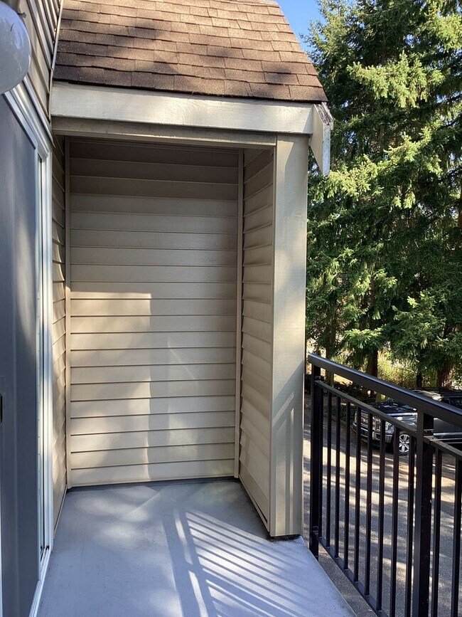 Building Photo - Charming Edmonds Condo with Two Garages and Modern Comforts