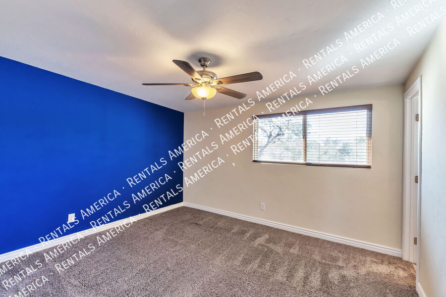 Building Photo - 330 E Mountain Vista Dr