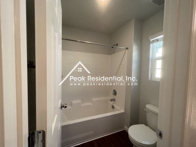 Building Photo - Newer 3bd/2.5 ba Home with 1 Car Garage in Gated Community