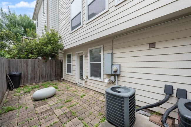 Building Photo - 3410 Skyline Village Dr