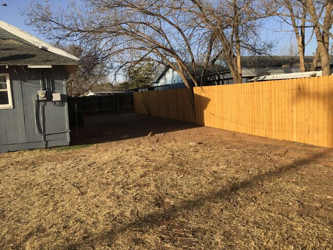 Building Photo - This remodeled charmer is close to Tech and ready for new tenants 7-15-26