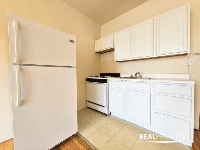 Building Photo - 0 bedroom in CHICAGO IL 60657