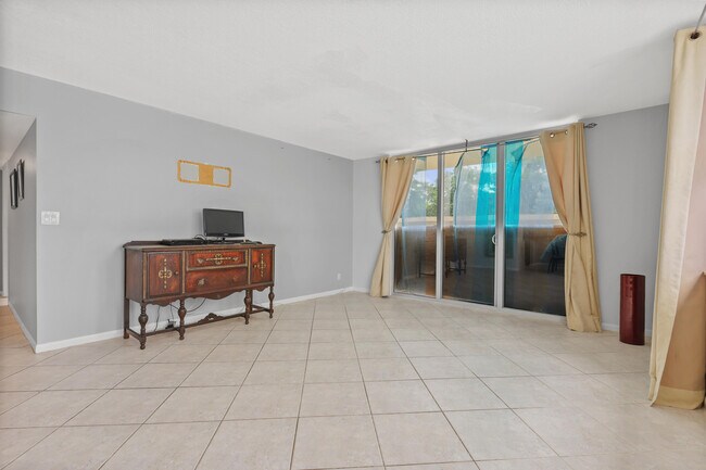 Building Photo - 2121 N Ocean Blvd