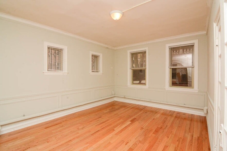 Building Photo - 519 W Surf
