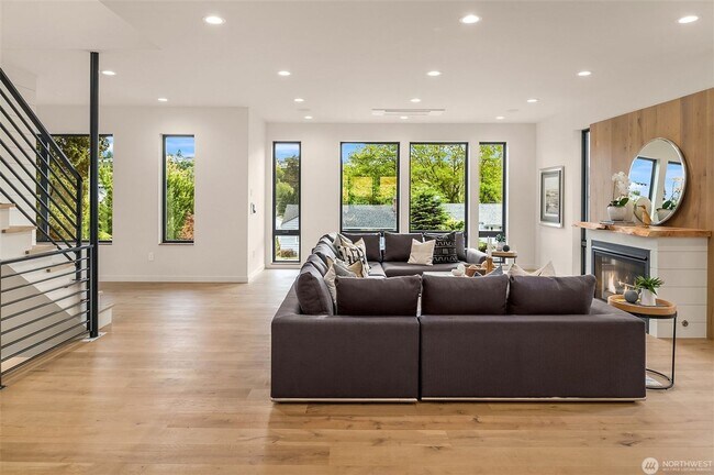 Building Photo - 4Bd/4.5Ba Seattle Home