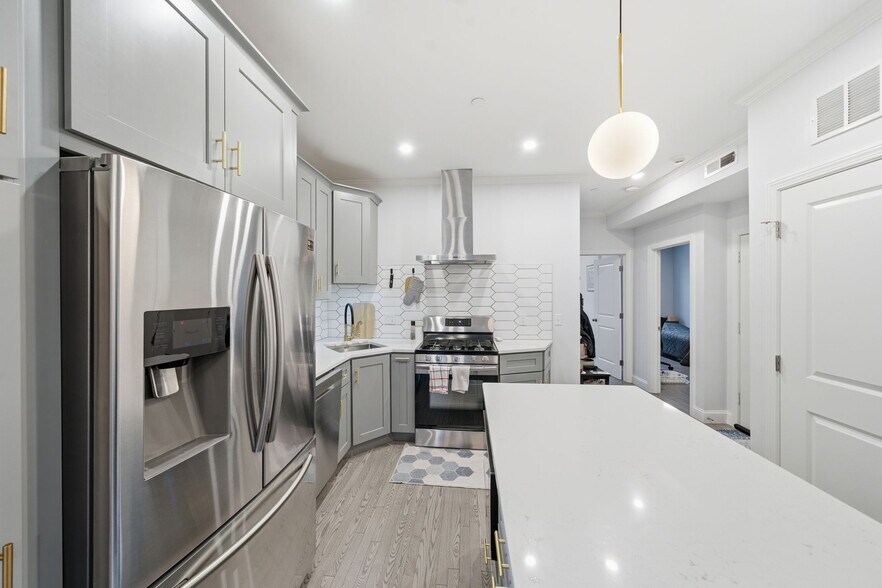 Building Photo - 68 Edson St