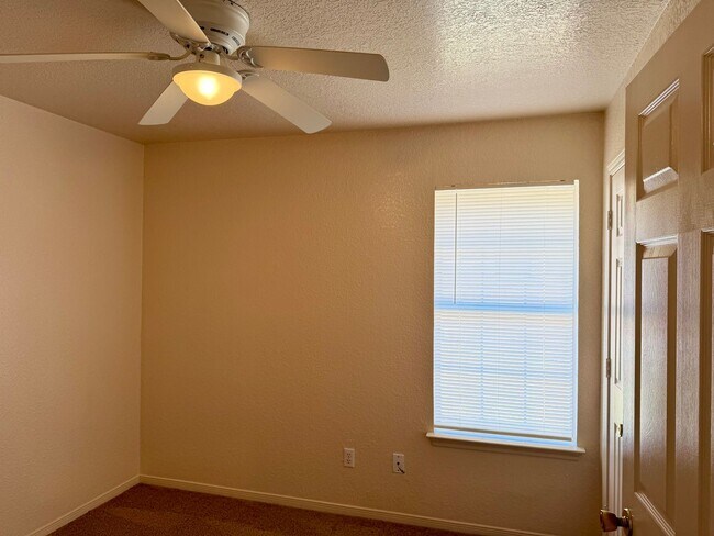 Building Photo - 2202 Amethyst Dr