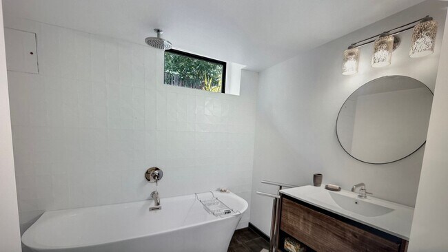 Building Photo - Stunning 3 bed/2bath remodeled home, with ...