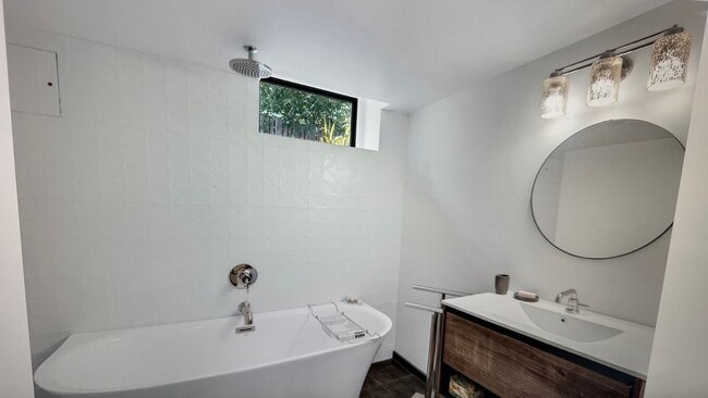 Building Photo - Stunning 3 bed/2bath remodeled home, with full ADU! Pets ok Move in Special!