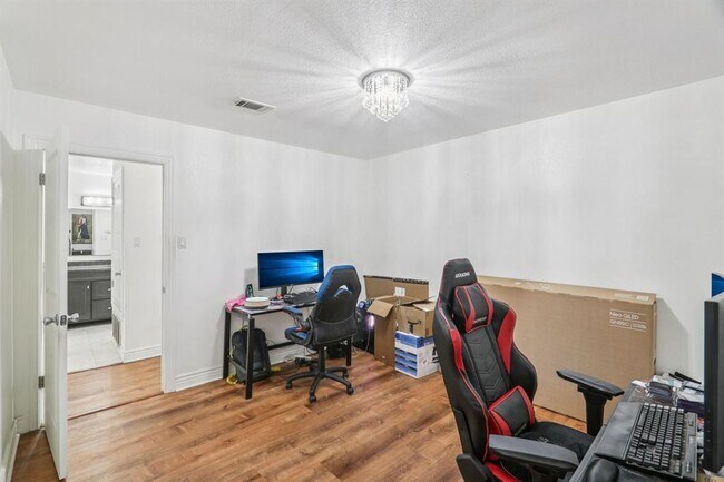 Building Photo - 5801 Thunderbird St