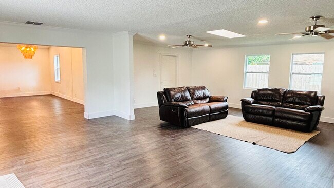 Building Photo - 10303 Pippin Ln