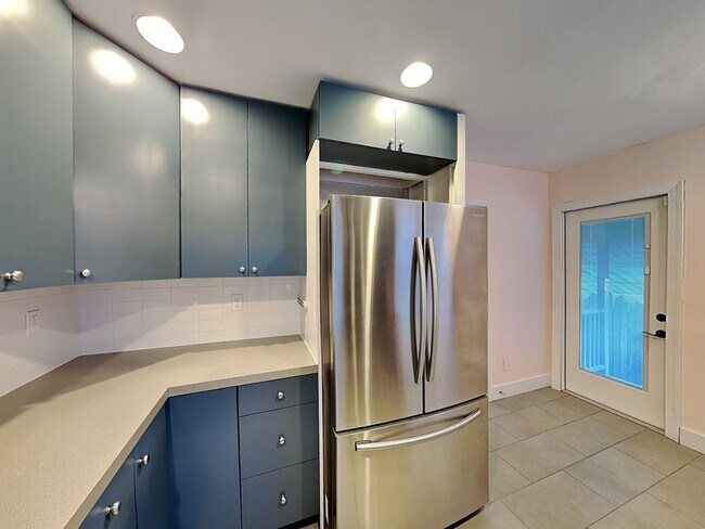 Building Photo - 533 Lake Como Cir