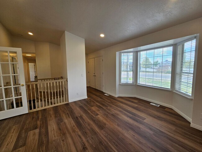 Building Photo - Beautifully Remodeled 4 Bed / 2 Bath Home in Stansbury Park