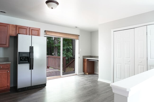 Building Photo - 8001 Clovertree Ct