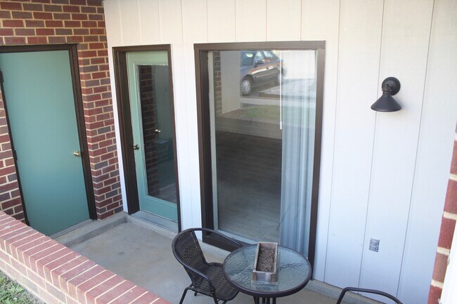 Building Photo - 2 bedroom Condo for rent! Available this A...