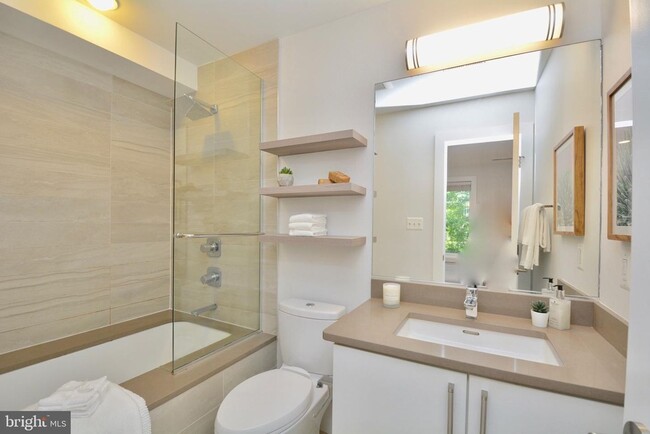 Building Photo - 1 Bedroom 1.5 Bathroom Luxury Condo // Hil...