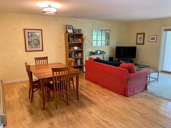 Building Photo - M6 Stonehedge Dr