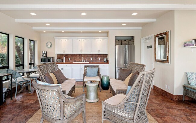 Building Photo - Fully Remodeled 2 Bed, 2 Bath East Beach T...