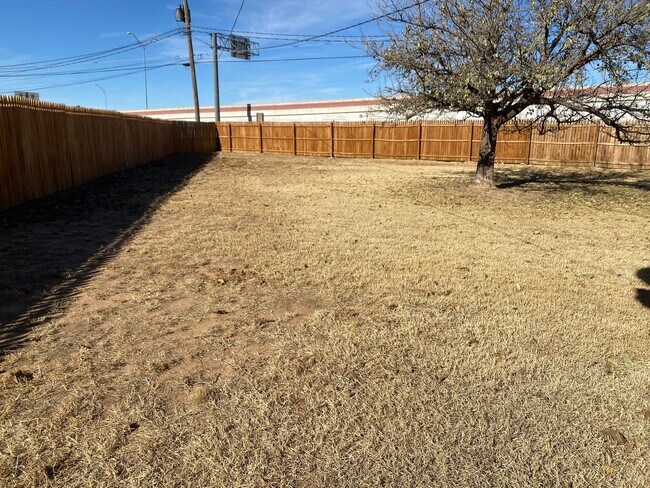 Building Photo - 3/2/1 Great Price Great Location. Available Now!