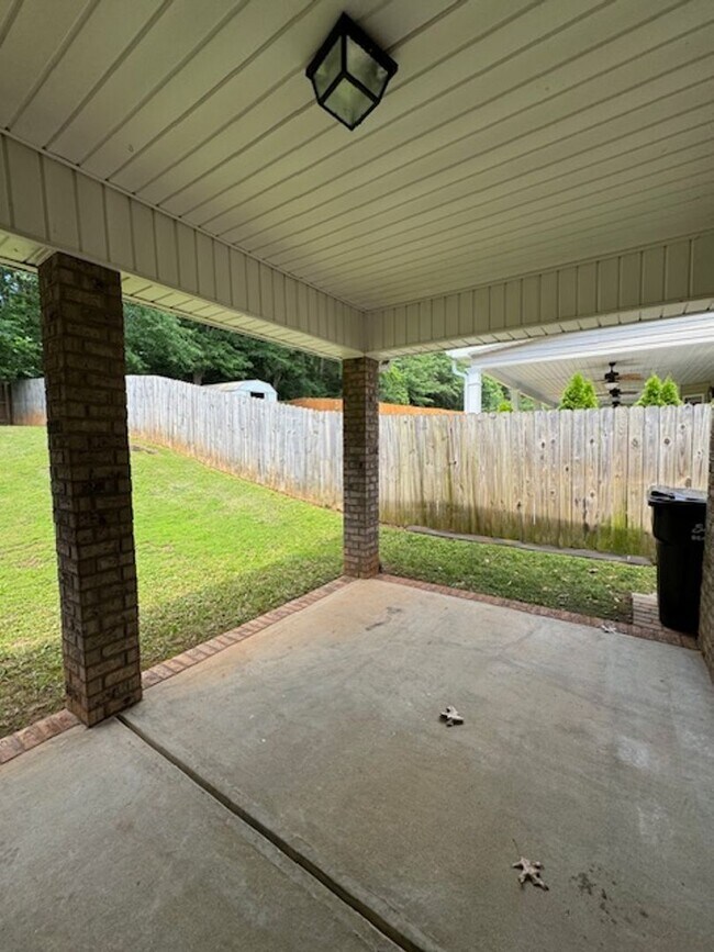 Building Photo - Brick Ranch - 3 Bedrooms & 2 Full baths wi...