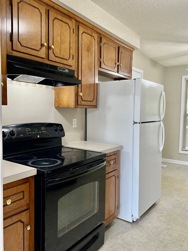 Building Photo - AVAILABLE NOW! 3 Bedroom Home Available of...