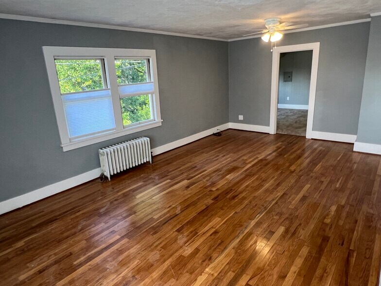 Living Room w/hardwood floore - 412 John Adams St