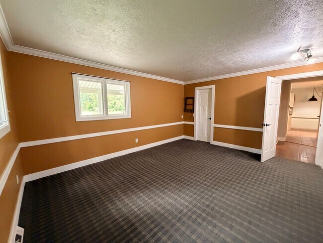Building Photo - 6375 Bauer Rd
