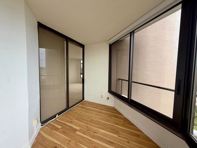 Building Photo - Luxury High-Floor Condo with Panoramic Ocean & Diamond Head Views | 2 Parking | Great Building Am...