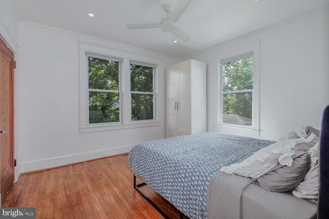 Building Photo - 706 Van Buren St NW
